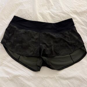Lululemon Speed Short 2.5” - Camo, size 6